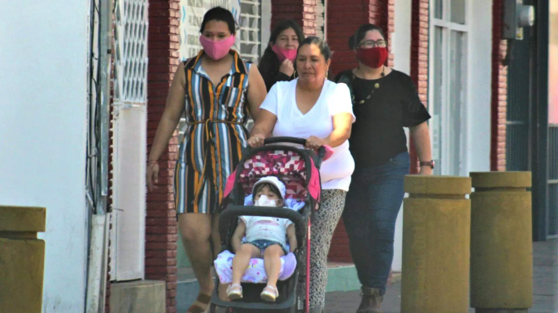 familia con cubrebocas